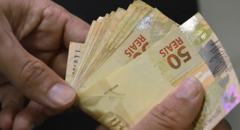 Renda média das famílias chega a R$ 2.264 e é recorde em 2025
